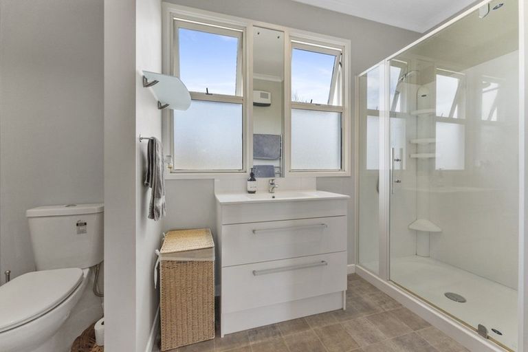 Photo of property in 11 Hughes Avenue, Hokowhitu, Palmerston North, 4410