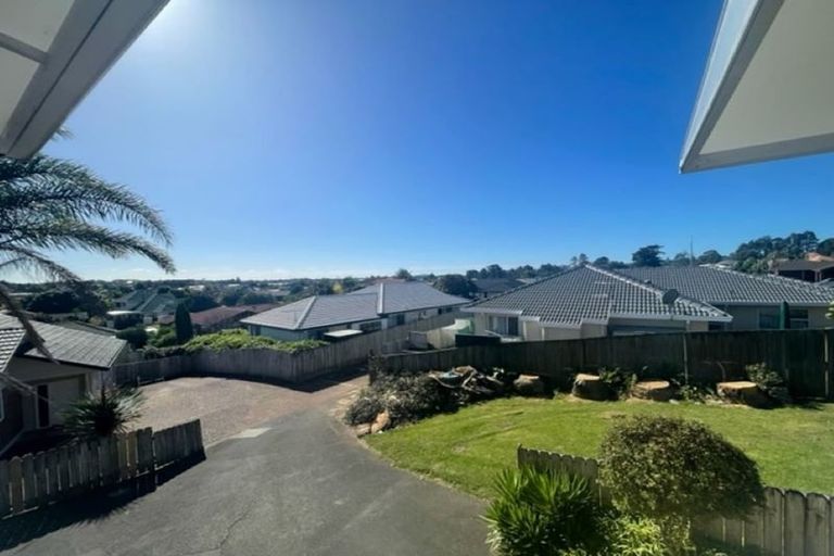 Photo of property in 28 Frank Nobilo Drive, Golflands, Auckland, 2013
