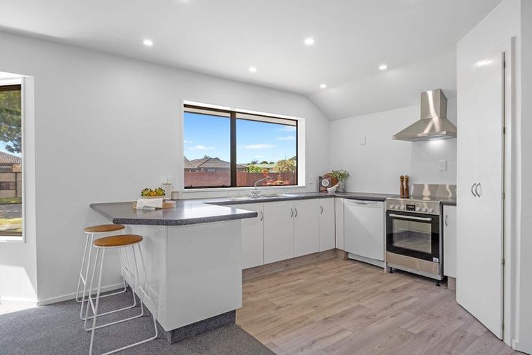 Photo of property in 33 Royal Park Drive, Parklands, Christchurch, 8083