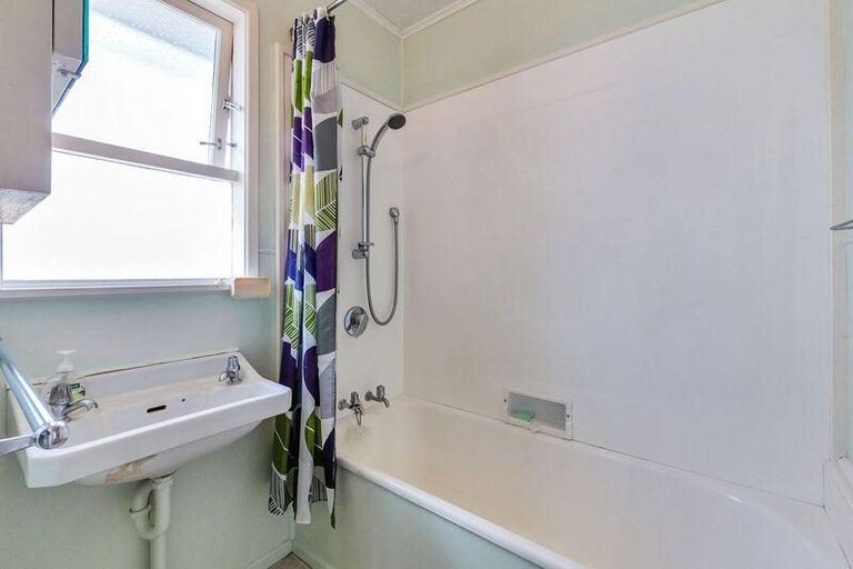 Photo of property in 19 Glendene Avenue, Glendene, Auckland, 0602