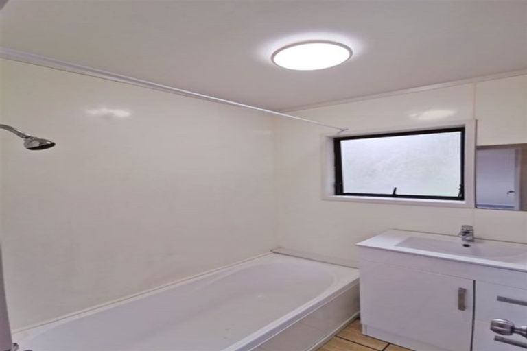 Photo of property in 2/13 Helicon Place, Totara Vale, Auckland, 0629