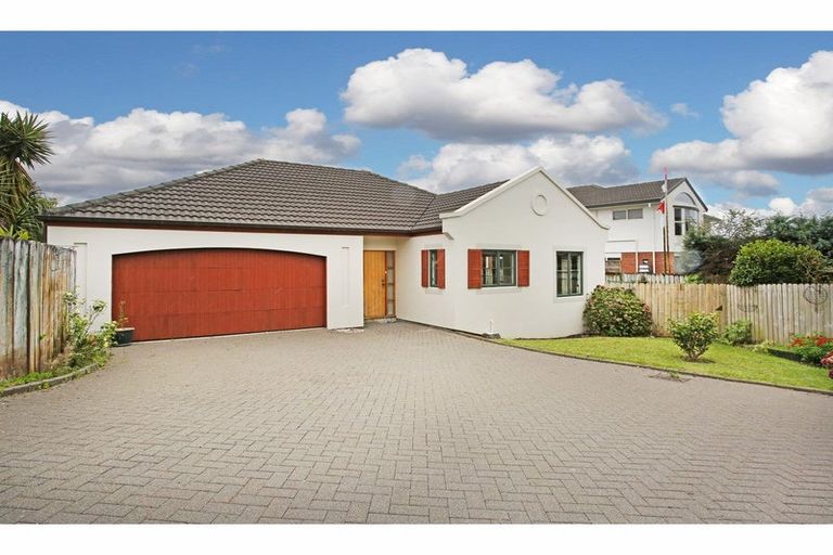 Photo of property in 2/7 Ribbonwood Crescent, Goodwood Heights, Auckland, 2105
