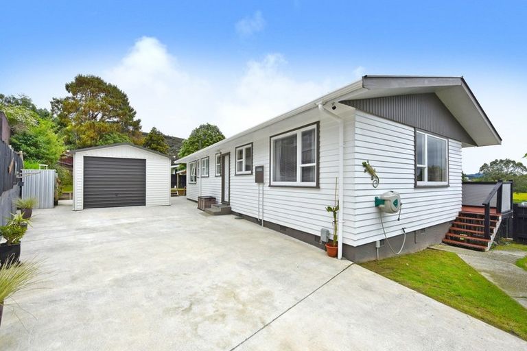 Photo of property in 13 Edelweiss Grove, Timberlea, Upper Hutt, 5018