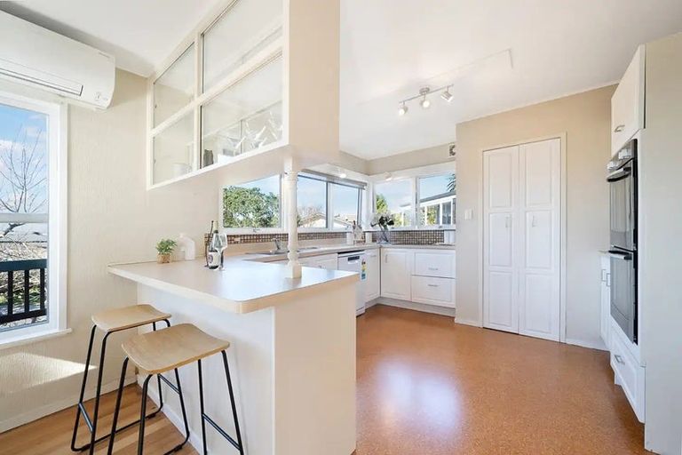 Photo of property in 28 Manhattan Heights, Glendene, Auckland, 0602