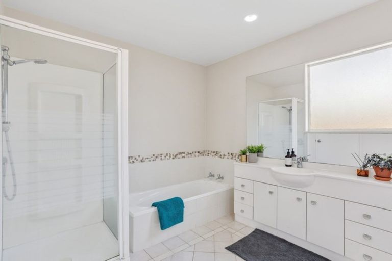 Photo of property in 18 Tyrico Close, Unsworth Heights, Auckland, 0632