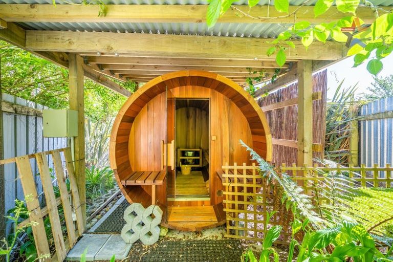 Photo of property in 1a Peel Place, Wainuiomata, Lower Hutt, 5014