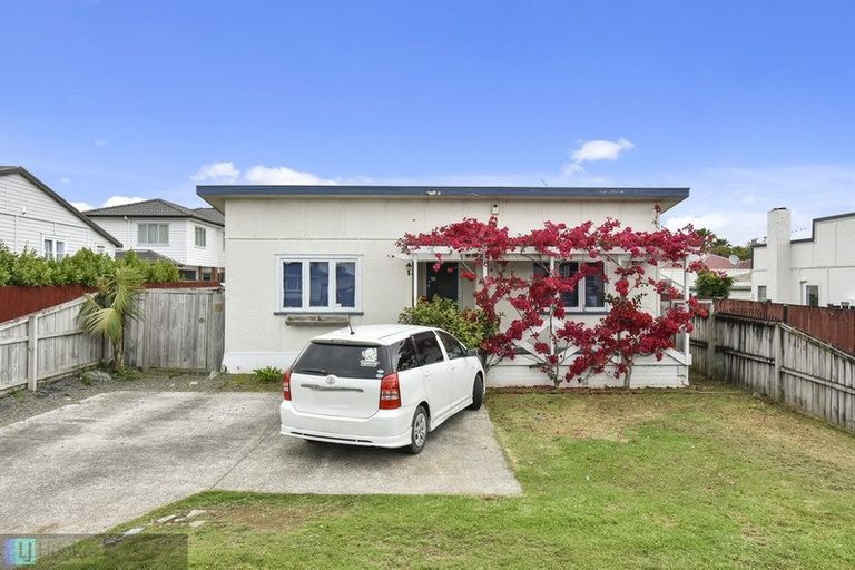 Photo of property in 11 Seddon Avenue, Papatoetoe, Auckland, 2104