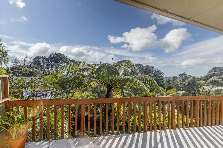 Photo of property in 399 Wairau Road, Totara Vale, Auckland, 0629