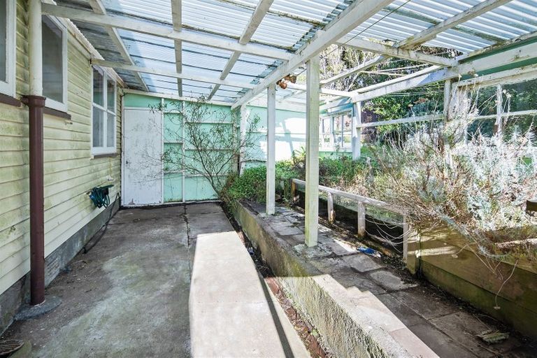 Photo of property in 37 Kenmore Street, Newlands, Wellington, 6037