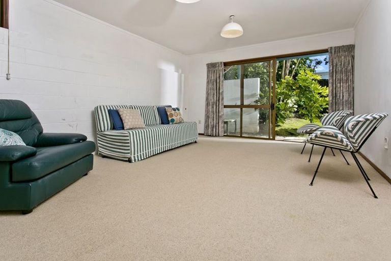Photo of property in 2/39 Parr Terrace, Castor Bay, Auckland, 0620