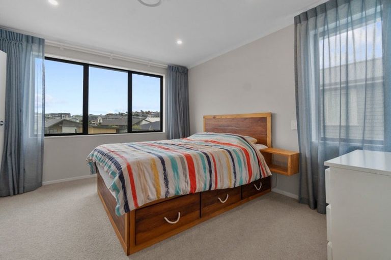 Photo of property in 16 Onekura Street, Red Beach, 0932