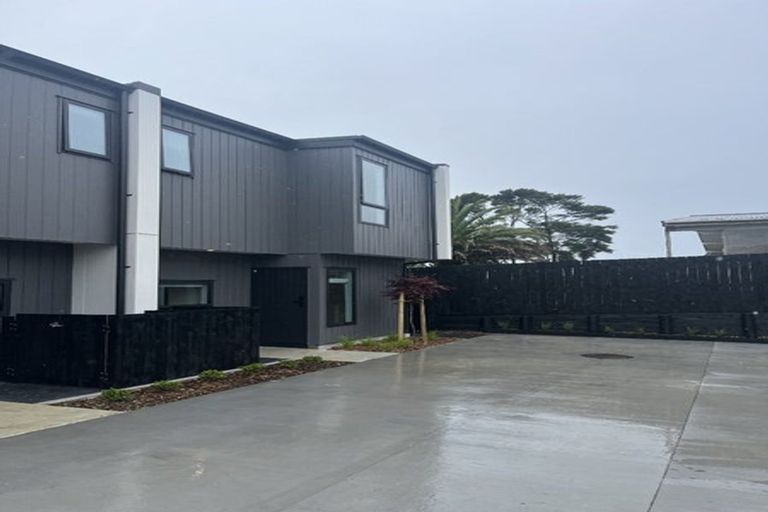 Photo of property in 1/79 Edmonton Road, Henderson, Auckland, 0612