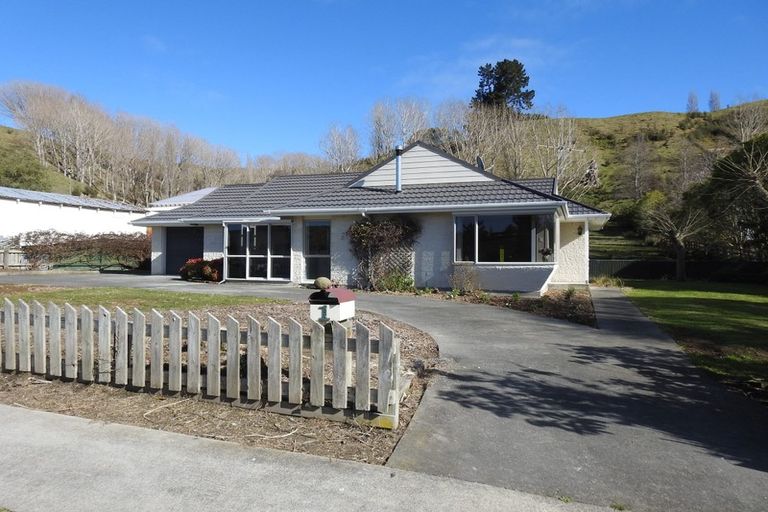 Photo of property in 1 Ongo Road, Hunterville, 4730