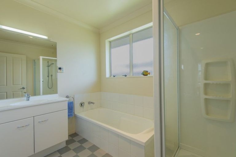 Photo of property in 27 Bermuda Place, One Tree Point, 0118