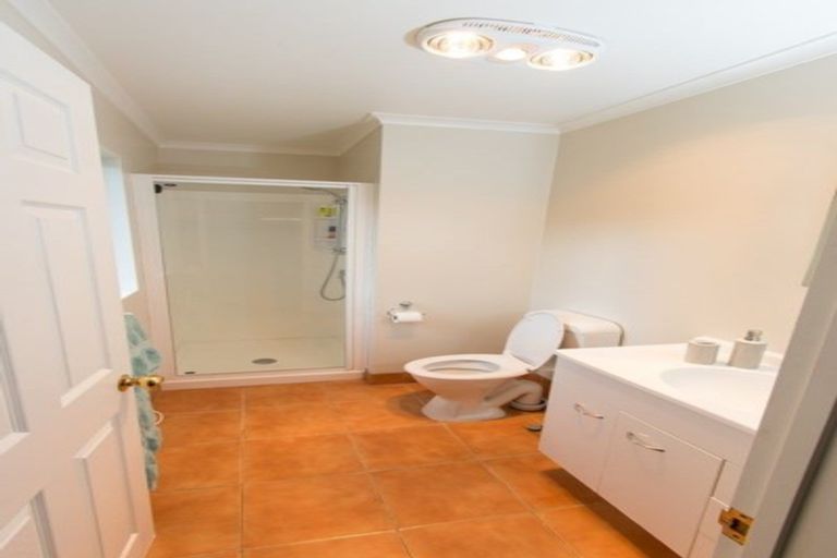 Photo of property in 8a Edgware Road, West Harbour, Auckland, 0618