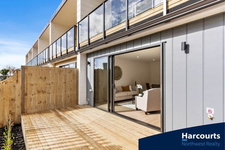 Photo of property in 5/18 Ranui Station Road, Ranui, Auckland, 0612