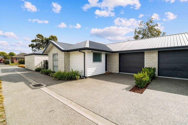 Photo of property in 2/3 Nyoli Street, Northcote, Christchurch, 8052