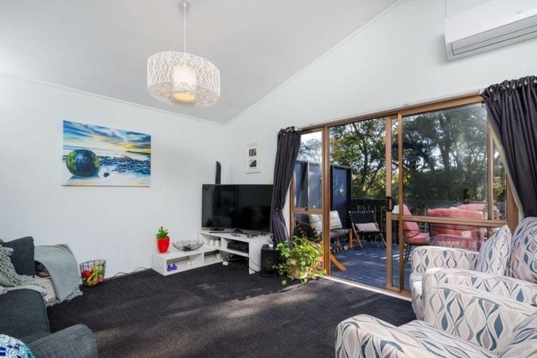 Photo of property in 42 Opanuku Road, Henderson Valley, Auckland, 0612