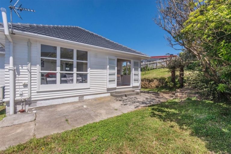 Photo of property in 38 Lyndfield Lane, Newlands, Wellington, 6037