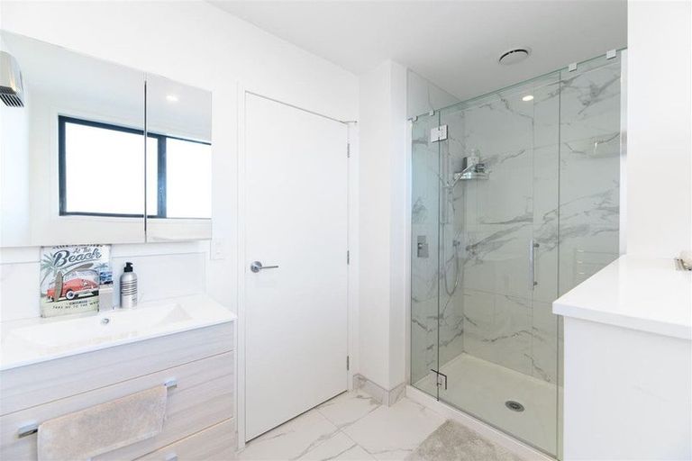 Photo of property in 2/10 Yeovil Road, Te Atatu Peninsula, Auckland, 0610