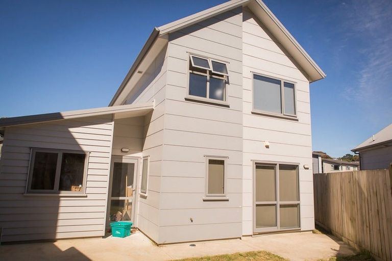 Photo of property in 8 Brindle Way, Newlands, Wellington, 6037