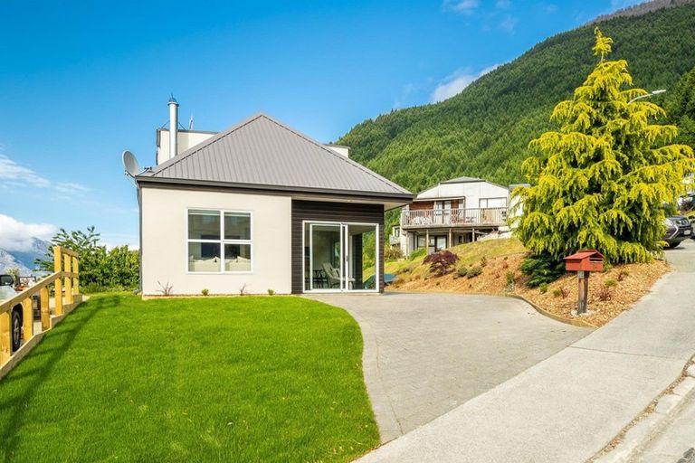 Photo of property in 4a Dart Place, Fernhill, Queenstown, 9300