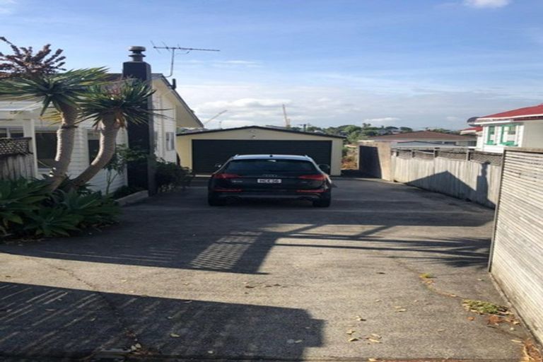 Photo of property in 25 Roberts Avenue, Bayswater, Auckland, 0622