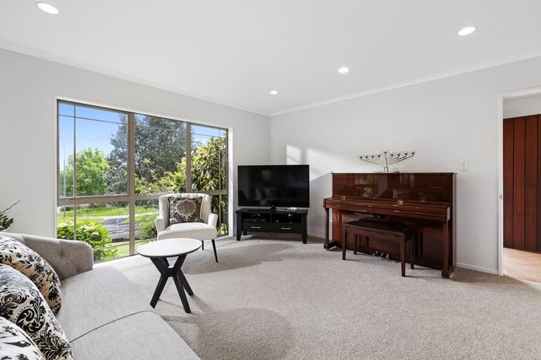 Photo of property in 1 Landvale Court, Browns Bay, Auckland, 0630