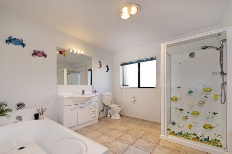 Photo of property in 3a Summerland Drive, Henderson, Auckland, 0612