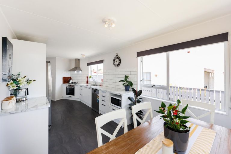 Photo of property in 3 Forbes Place, Kelvin Grove, Palmerston North, 4414