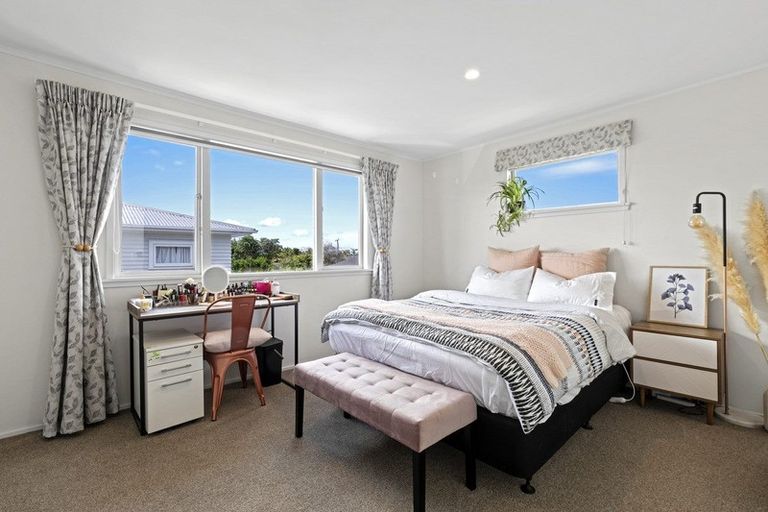 Photo of property in 1/694 East Coast Road, Pinehill, Auckland, 0632