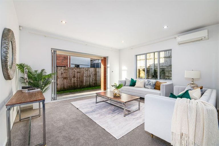 Photo of property in 17 Midhurst Avenue, Henderson, Auckland, 0612