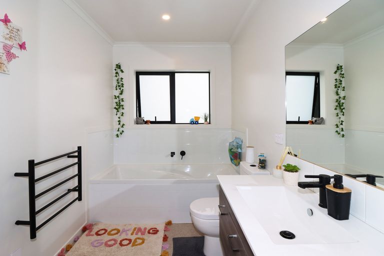 Photo of property in 4 Devon Lane, Carterton, 5713