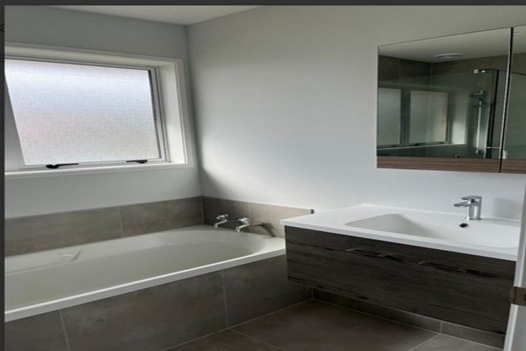 Photo of property in 2/75 Tramway Road, Beach Haven, Auckland, 0626