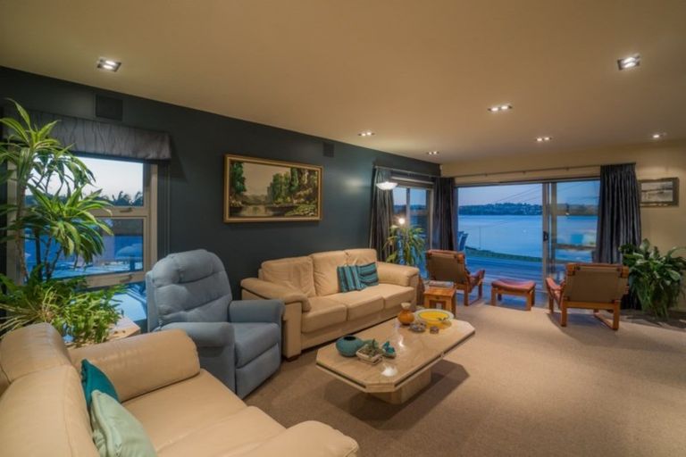 Photo of property in 16 Kiwi Esplanade, Mangere Bridge, Auckland, 2022