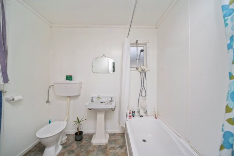 Photo of property in 80 Railway Street, Eltham, 4322