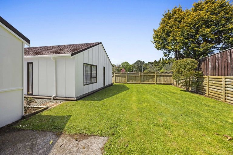 Photo of property in 1 Fairview Place, Westown, New Plymouth, 4310