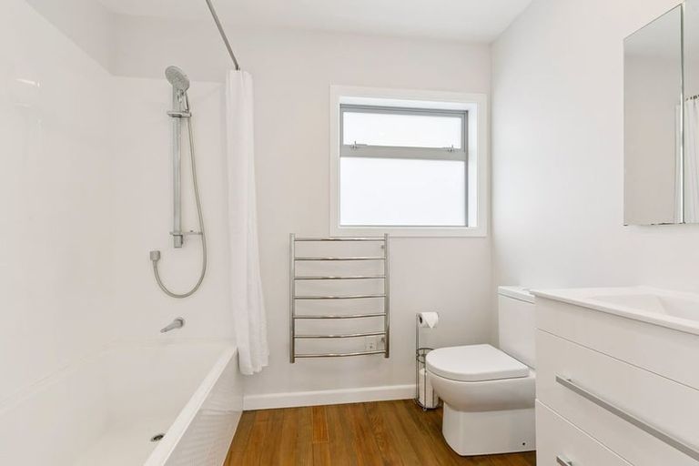 Photo of property in 86 Ruskin Road, Newlands, Wellington, 6037