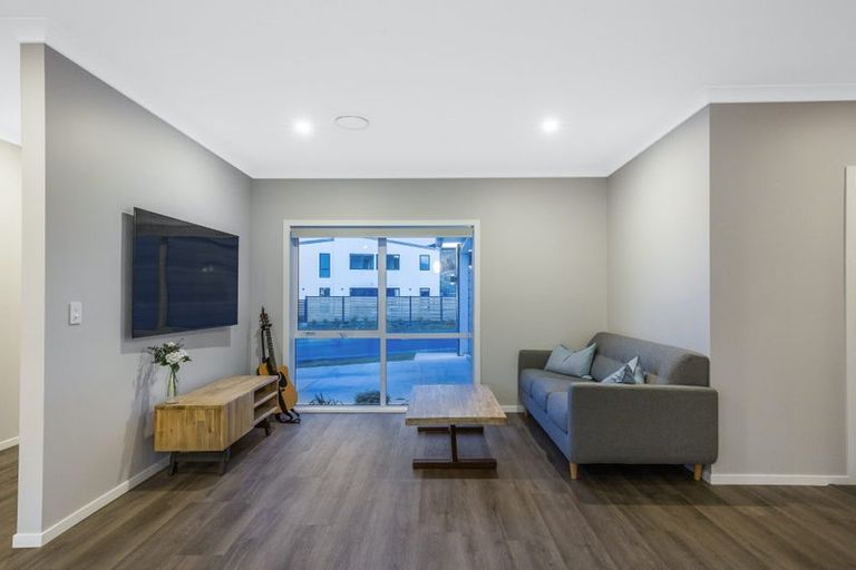 Photo of property in 65 Queen Charlotte Drive, Aotea, Porirua, 5024