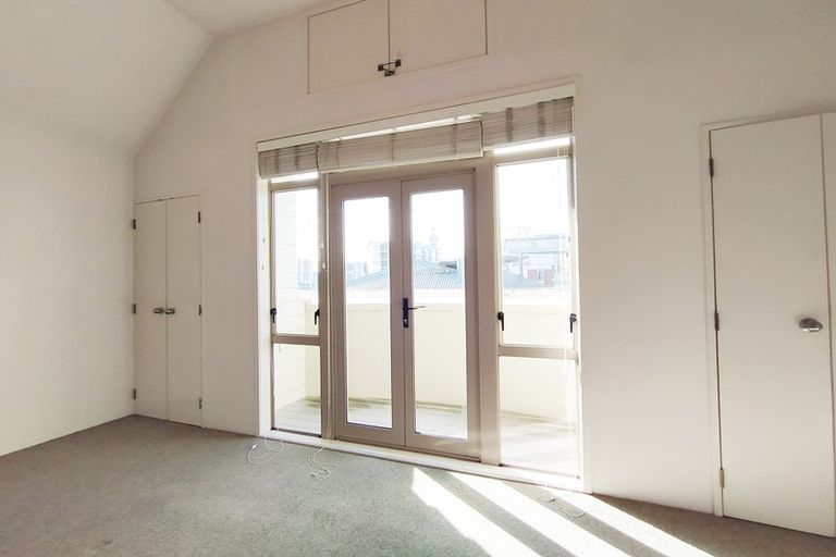 Photo of property in Henry Walton Flats, 4/2 Upper Queen Street, Auckland Central, Auckland, 1010