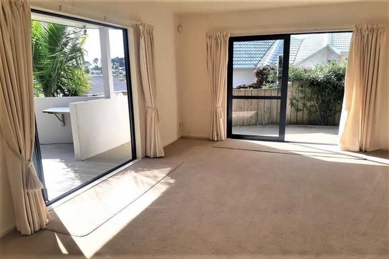 Photo of property in 19 Mandeville Place, Unsworth Heights, Auckland, 0632
