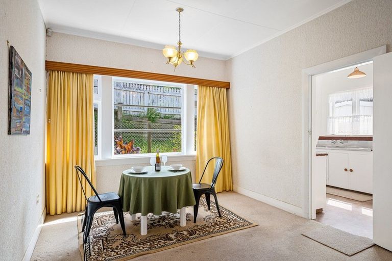 Photo of property in 13 Severn Street, Island Bay, Wellington, 6023