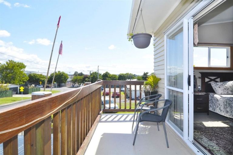 Photo of property in 2a Bamboo Grove, Kelston, Auckland, 0602