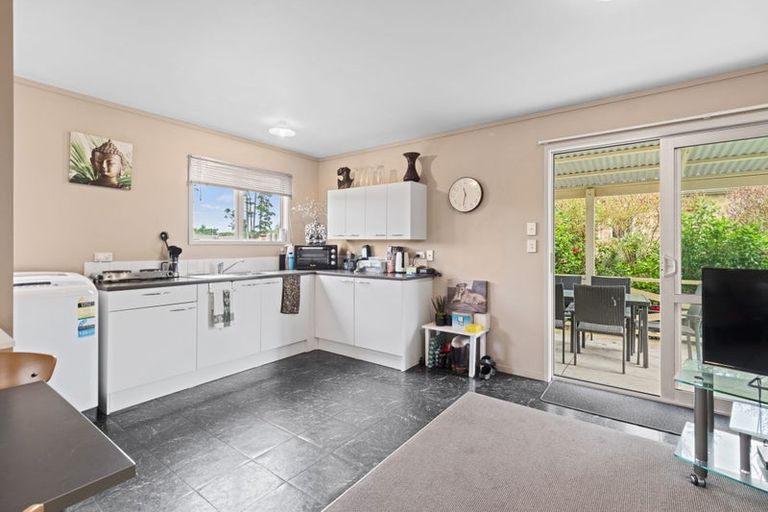 Photo of property in 32 Arthur Road, Paraite, New Plymouth, 4373