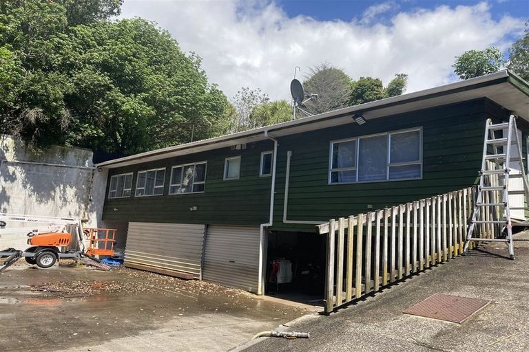 Photo of property in 323 Glenfield Road, Glenfield, Auckland, 0629