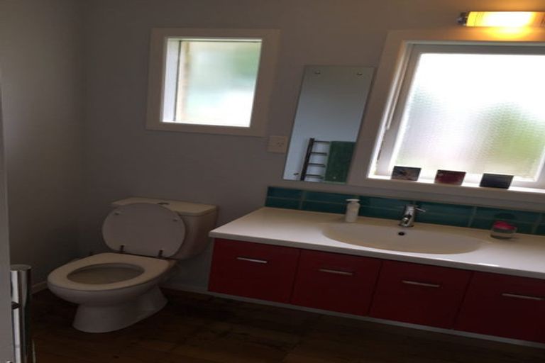 Photo of property in 18 Kervil Avenue, Te Atatu Peninsula, Auckland, 0610