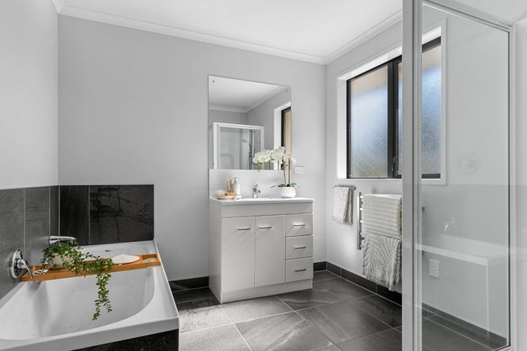 Photo of property in 4 Kowi Lakes Drive, One Tree Point, 0118