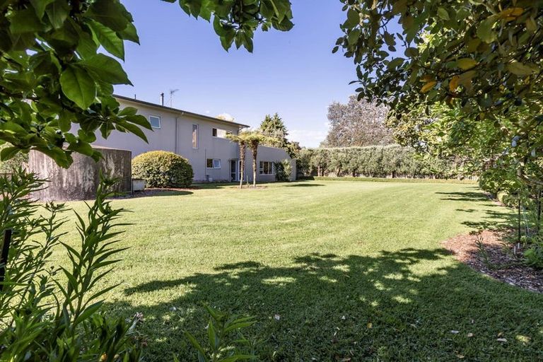 Photo of property in 873 Waitakere Road, Kumeu, 0891