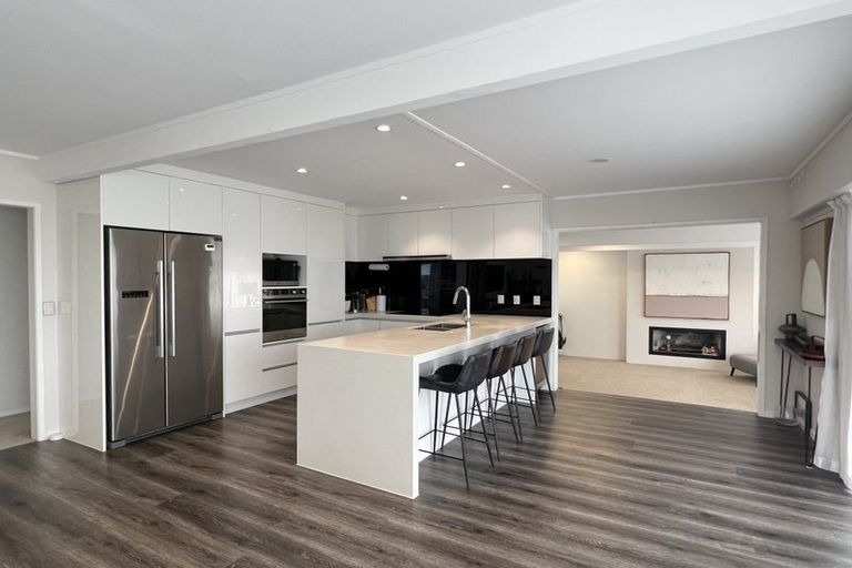 Photo of property in 2a Eastcliffe Road, Castor Bay, Auckland, 0620