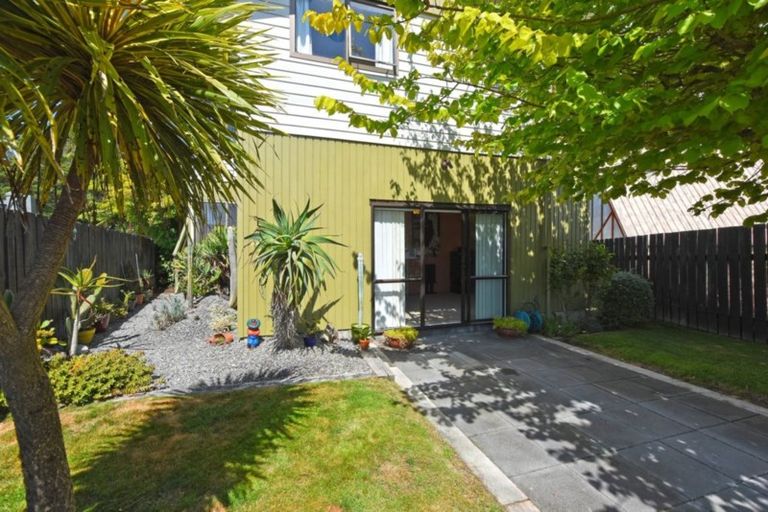 Photo of property in 8 Greenwich Grove, Stokes Valley, Lower Hutt, 5019